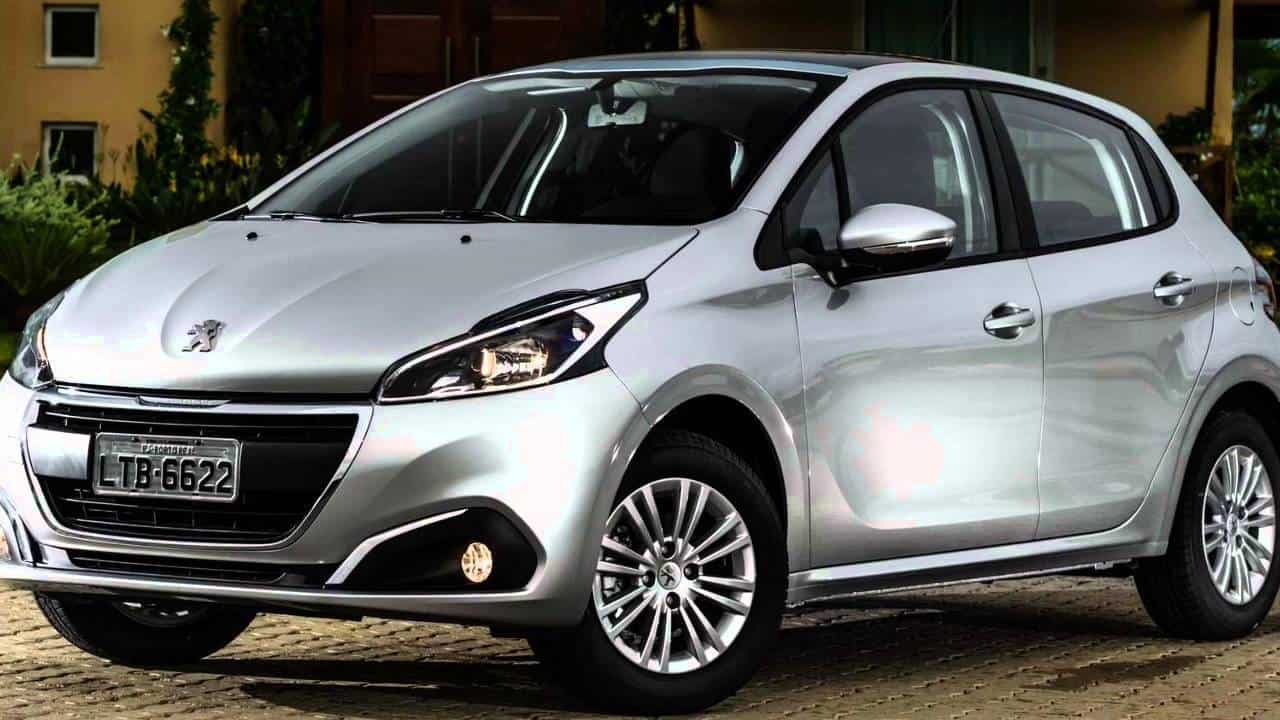 2017-Peugeot-208-Overview